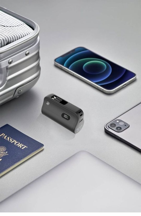 JP Powerbanka PlugOn s integrovaným konektorem pro USB-C a Lightning, 5000 mAh, PD 20W, černá